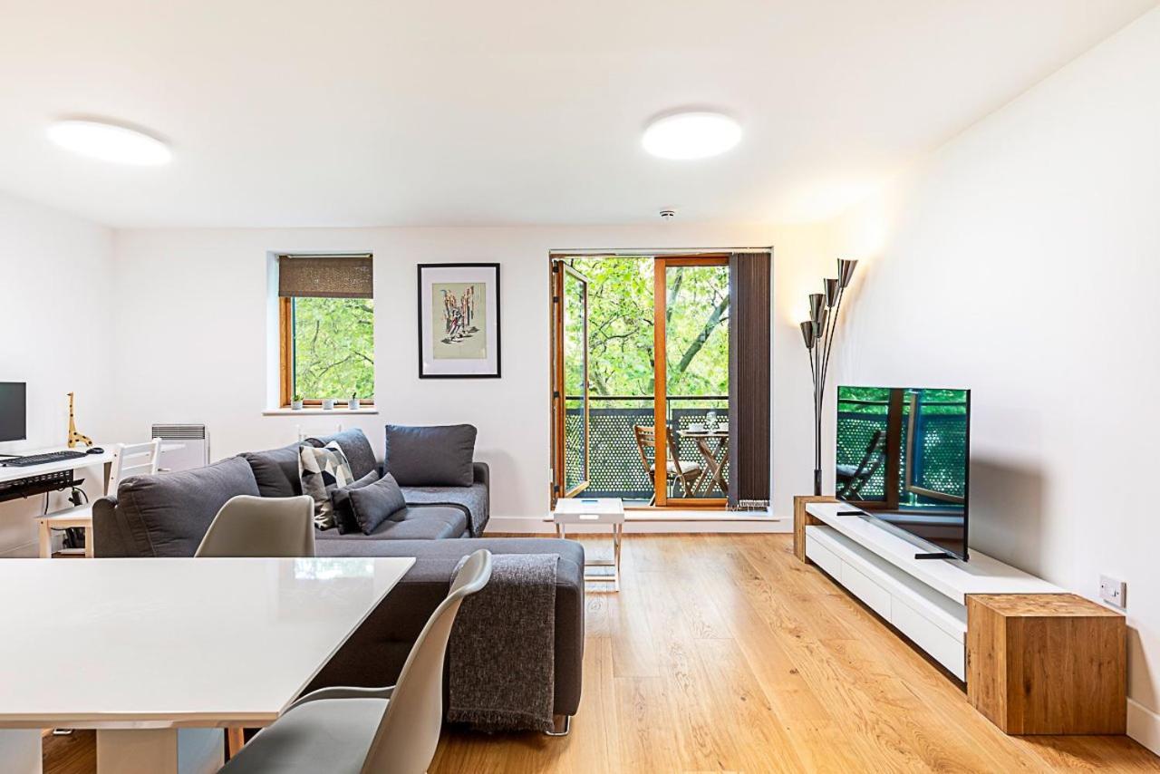 Modern Mile End Flat Near Park Apartment London