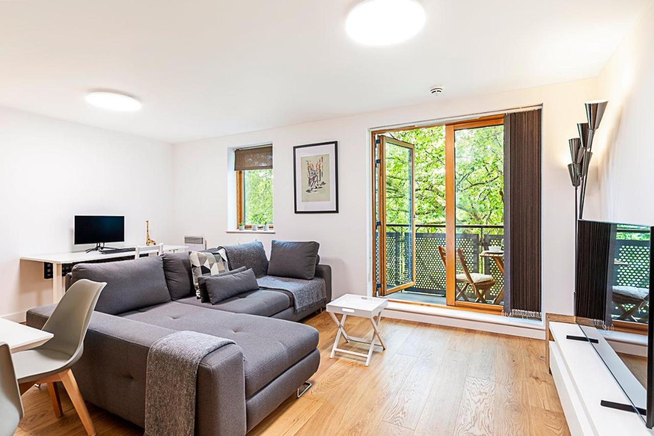 Modern Mile End Flat Near Park