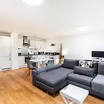 Modern Mile End Flat Near Park