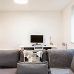 Modern Mile End Flat Near Park