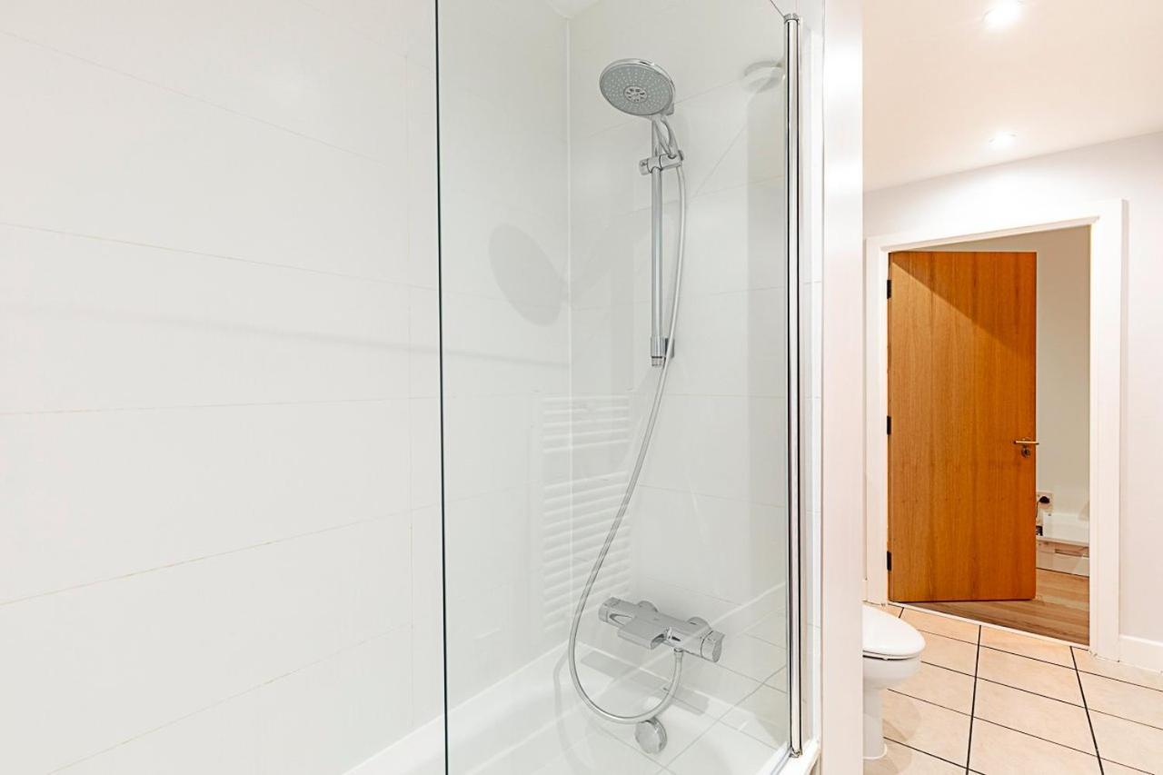Modern Mile End Flat Near Park Apartment