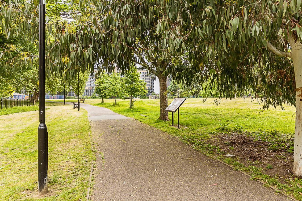 Modern Mile End Flat Near Park London